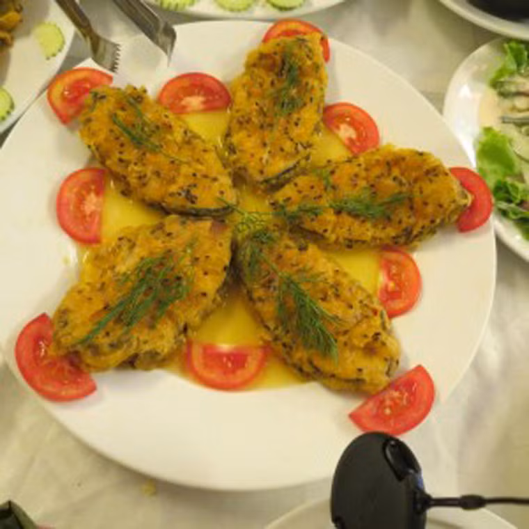 Cơm chay Nàng Tấm (79A, Trần Hưng Đạo). Cơm Chay Nàng Tấm được xem là nhà hàng phục vụ món chay đầu tiên tại Hà Nội. Ngoài thực đơn phong phú với hơn 60 món từ ba miền Việt Nam và các nước, nơi đây còn ghi điểm trong lòng thực khách với không gian ngôi biệt thự cổ tuyệt đẹp, tạo cho thực khách một cảm xúc thanh khiết như bước vào chốn thiền môn.