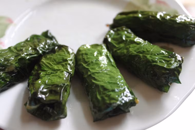 Đậu phụ cuốn lá lốt. Là một món chay nhưng đậu phụ cuốn lá lốt dễ ăn và thơm ngon không kém gì chả lá lốt thông thường. Thao tác làm đậu phụ cuốn lá lốt rất đơn giản, không mất nhiều thời gian nên bạn hoàn toàn có thể thực hiện ngay cả khi bận rộn.