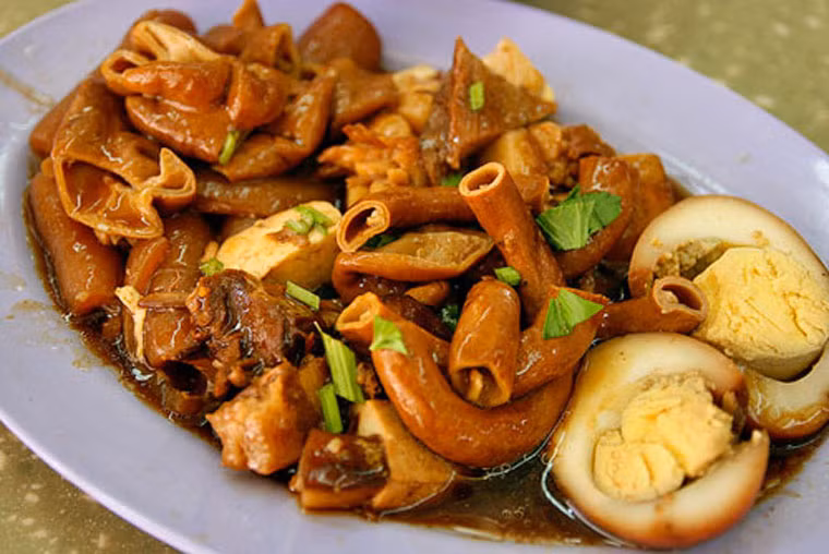 Nội tạng lợn om. Nếu như người phương Tây không mặn mà với phần nội tạng thì người dân nghèo nơi đây lại không bỏ sót phần thực phẩm này. Bất kỳ bộ phận nào của chú lợn đều không bị lãng phí, kể cả ruột hay trực tràng.