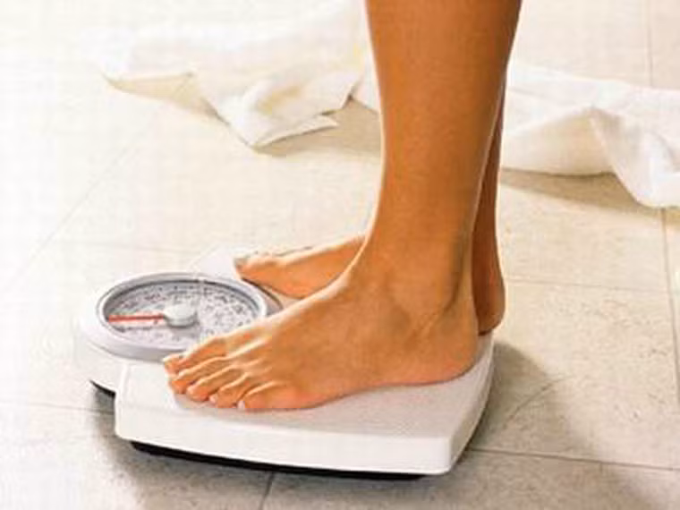 Giảm cân đột ngột. Tình trạng giảm cân đột ngột không chỉ là dấu hiệu của ung thư tủy, nó còn chỉ ra nhiều vấn đề sức khỏe khác. Chính vì vậy, khi đối diện với nguy cơ này, bạn cần nhanh chóng đi khám sức khỏe để xác định căn nguyên vấn đề.