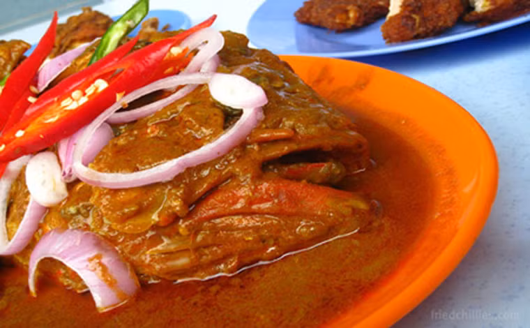 Cà ri đầu cá. Nếu như phần đầu cá thường ít được tận dụng vì nhiều xương thì người dân Singapore lại coi nó như một đặc sản. Lúc chế biến, đầu cá được làm sạch rồi hầm cùng gia vị trong nhiều giờ đến khi các bộ phận trở nên mềm nhũn.