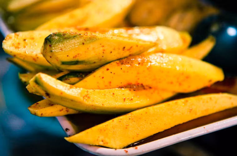 Khi thưởng thức, bạn nhanh chóng bị cuốn hút bởi sự kết hợp hài hòa giữa vị chua chua, ngọt ngọt, cay cay và giòn tan nơi miệng.