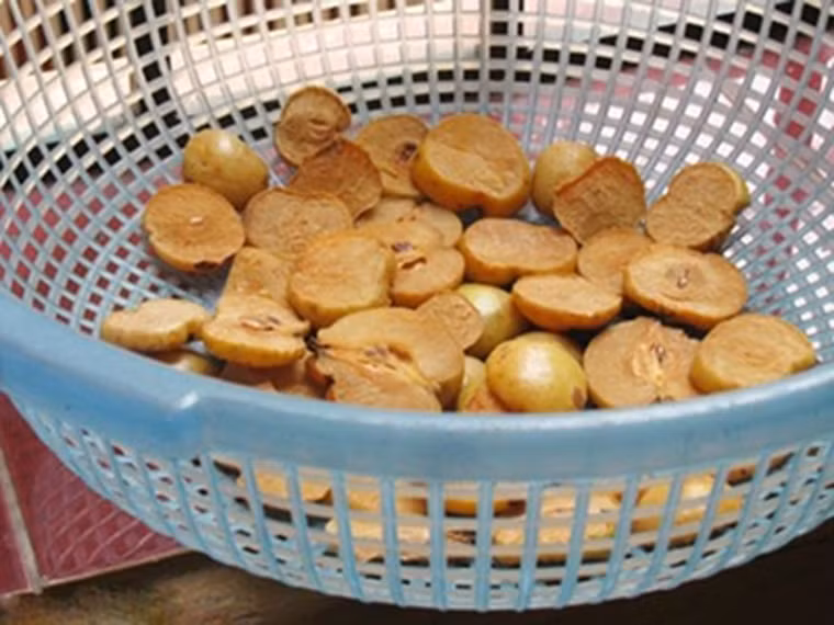 Sau khi ngâm, mang táo ra phơi nắng. Lưu ý không phơi táo dưới ánh nắng gắt bởi chúng có thể khiến chúng trở nên quắt khô. Trường hợp trời không nắng, chị em có thể dùng chế độ sấy của lò, duy trì khoảng 70 độ C là phù hợp.