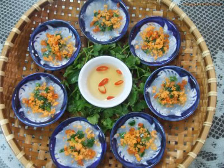 Bánh bèo. Chỉ cần bỏ ra số tiền nhỏ là bạn có thể thưởng thức món ăn bình dị, dân dã của người dân xứ Huế. Chiếc bánh bé xíu song đượm vị dẻo thơm hương bột gạo, vị ngọt của tôm cháy hòa trong chén nước mắm cay khiến người ăn tấm tắc khen ngon.