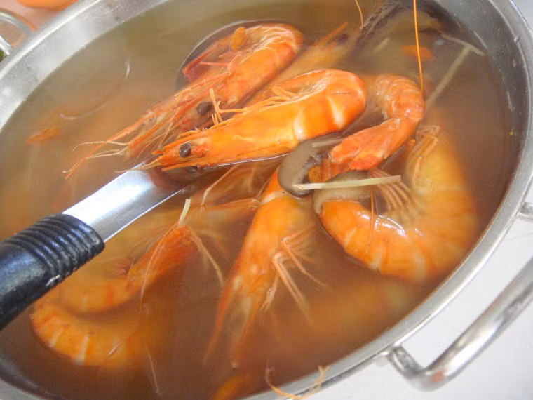 Tiếp đó, đầu bếp dùng lửa đưa vào rượu để ngọn lửa bùng lên. Sau khoảng 30 giây, lửa tắt, tôm trở nên vàng ươm là có thể thưởng thức ngon lành.