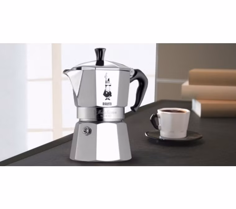 Làm sạch ấm trà, phin lọc cà phê. Ấm pha trà, phin lọc cà phê dùng lâu bị lắng cặn, bám sâu khiến chúng trở nên nham nhở. Không nên sử dụng cọ sắt bởi đồ dùng có thể bị xước trầm trọng. Đối với ấm pha trà, sử dụng một vài lát chanh đun nhỏ lửa trên bếp rồi rửa sạch là được. Trong khi đó, bạn cần dùng đá, muối và chanh cho vào một chiếc nồi, xoáy nhẹ vài cái rồi tráng lại.