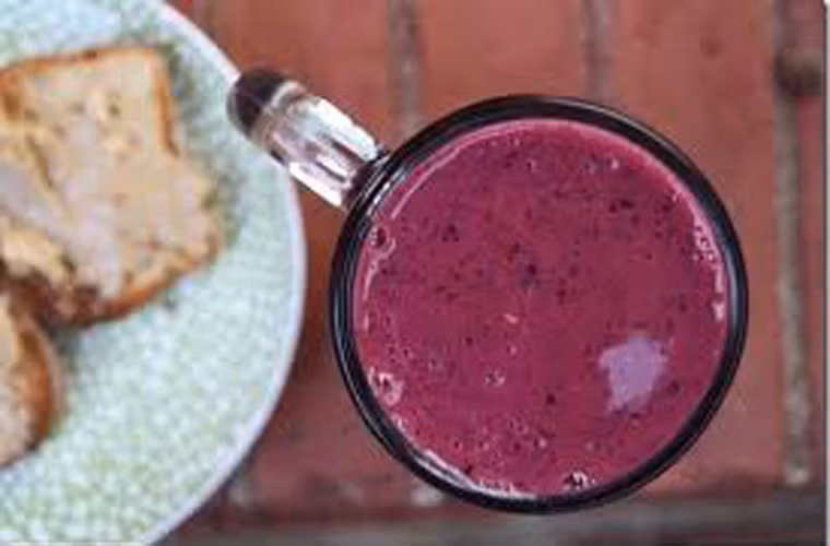 Cocktail nhau thai. Nếu như nhau thai được chế biến thành súp mang lại hương vị thơm ngon tuyệt vời thì cocktail nhau thai lại khiến người ta “mất vía”. Nguyên liệu chính của món uống có 1 -0-2 này gồm: 1/4 cốc nhau thai, 2 viên đá cỡ vừa và 1/2 cốc nước cà rốt tươi. Tất cả được xay nhuyễn trong 10 phút và dùng để uống lạnh.