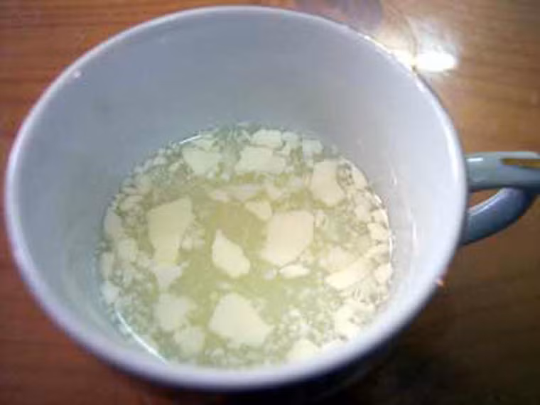 Sữa tươi. Bảo quản sữa tươi trong tủ mát là ý tưởng tốt giúp kéo dài thời gian sử dụng. Tuy nhiên, cho sữa tươi vào tủ đông lại khiến chúng trở nên vón cục, lổn nhổn khi rã đông, không tốt để uống trực tiếp.