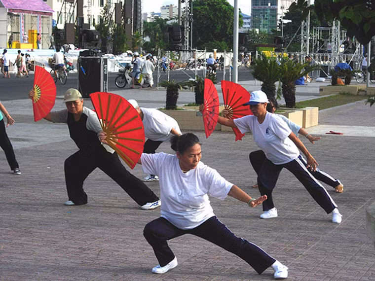 Thực tế, những bài tập này có tác dụng tăng cường nhịp tim, kích thích vùng cơ khu vực cánh tay, chân và hông, thúc đẩy tuần hoàn máu.