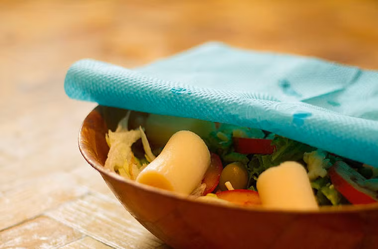 Đặt một lớp khăn giấy lên bề mặt bát đựng salad. Lớp khăn giấy này có tác dụng giữ ẩm cho rau hiệu quả. Nếu món ăn chứa nhiều rau trữ nước như rau diếp, cà chua, dưa chuột… chị em có thể tận dụng 2 – 4 khăn giấy đặt ở trên để giữ ẩm được lâu hơn.