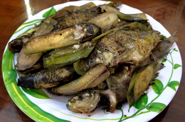 Bắt cá kỳ công như vậy nhưng để có được bữa ăn ngon, người dân còn phải tiến hành chế biến thật công phu.