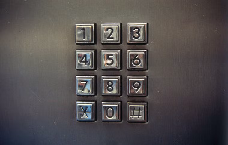 Vì vậy, người bệnh nên chuẩn bị danh sách số điện thoại liên lạc quan trọng để ở nơi dễ thấy trong nhà phòng trường hợp mất trí nhớ tạm thời.