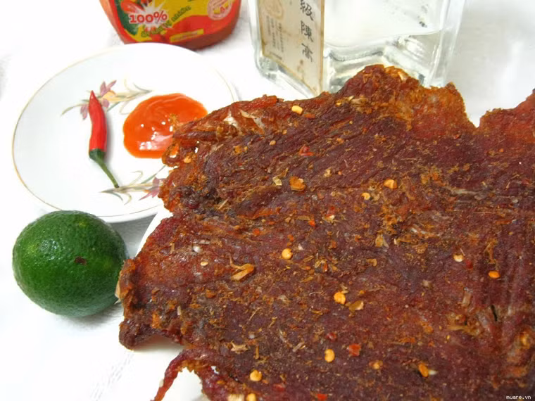 Để món ăn “đạt chuẩn”, người ta cần ướp thịt khoảng 3 giờ cho gia vị có cơ hội len lỏi vào từng thớ thịt. Ướp xong, tảng thịt treo trên bếp lửa, nhờ làn khói bếp len lỏi, dần xông vào thớ thịt cho đến khi chúng trở nên khô cứng.