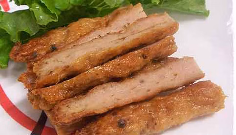 Nem nướng Nha Trang, 202 Hàng Bông. Nem có nguồn gốc từ Ninh Hòa và còn khá mới mẻ với nhiều bạn trẻ thủ đô. Nem nướng Nha Trang vừa giống nem chua lại vừa giống nem lụi. Cũng được làm từ thịt sống nướng lên, tuy nhiên mùi vị chủ đạo của nó là ngọt đậm, đặc trưng kiểu miền Nam.