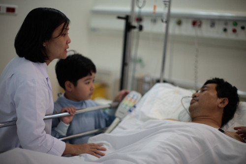 Bác sĩ Thái Thị Hoa đang thăm khám cho bệnh nhân ung thư đang điều trị đau.