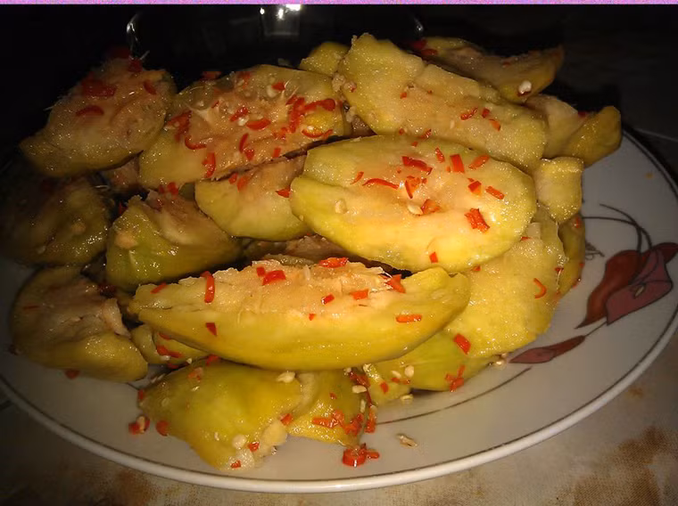 Khi ăn, cóc dầm mang lại cảm giác giòn tan, chua cay, mặn ngọt cùng mùi thơm đặc trưng của cóc và gừng tươi.