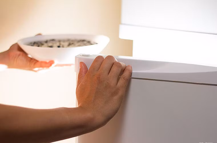 Tiếp đó, ngâm hoa quả trong một chậu nước lạnh để kéo dài thời gian bảo quản. Trường hợp các loại quả dễ bị xỉn màu như táo, lê, chị em có thể tận dụng nước cốt chanh pha vào nước lạnh.