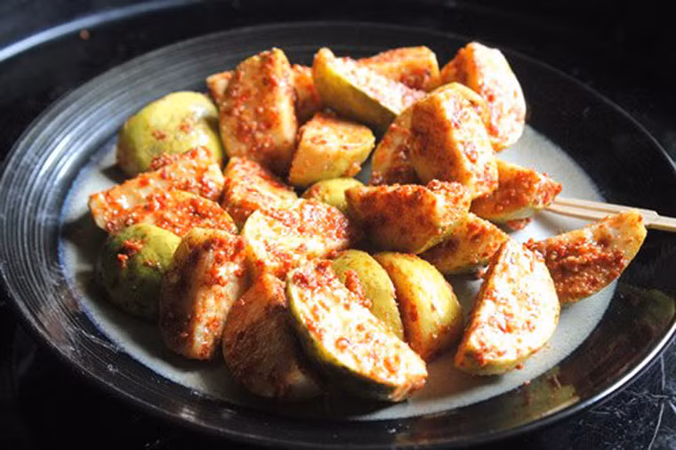 Ổi dầm xí muội. Để có được đĩa ổi dầm thơm ngon, nên chọn ổi găng không chín quá. Lưu ý, bạn chỉ cần rửa sạch chứ không cần gọt bỏ vỏ ổi bởi như vậy dễ làm giảm mùi thơm.