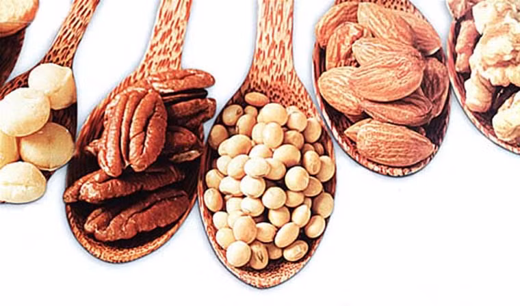 Trên thị trường, các thực phẩm chứa carbohydrate tinh chế gồm bánh mì, mì ống, ngũ cốc tinh chế... Thay vào đó, bệnh nhân nên chọn các loại bột yến mạch hoặc ngũ cốc nguyên hạt để chế biến thành món ăn.