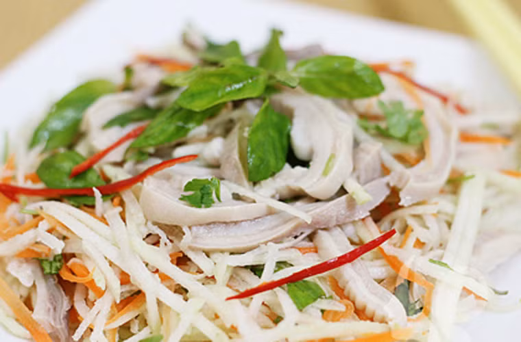 Khi thưởng thức, rắc chút lạc giã nhỏ lên trên để có được vị bùi bùi, dòn dai sần sật của dạ dày kết hợp với vị thanh mát của ổi, cà rốt.