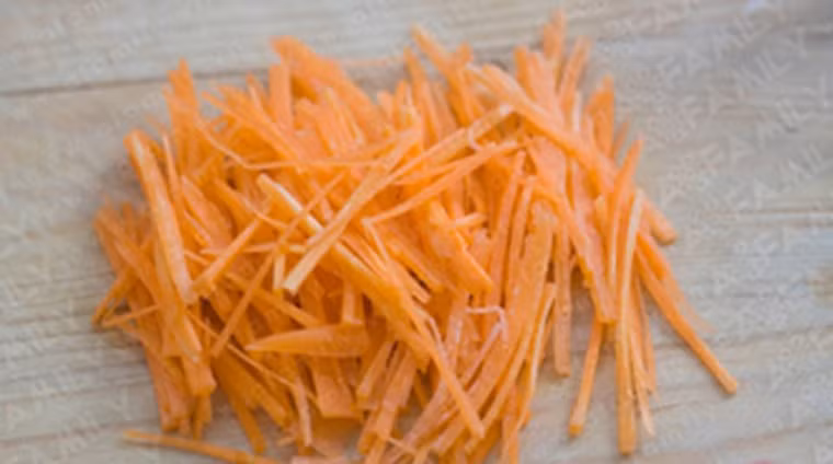 Đầu tiên, rửa sạch ổi, cà rốt rồi để ráo. Dùng nạo, nạo thành những sợi nhỏ, đều nhau.