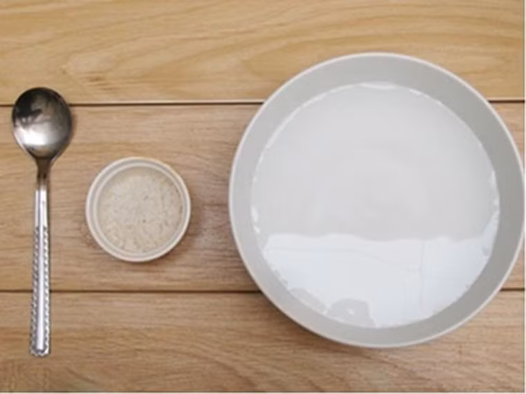 Tiếp tục hòa 20 – 25g đường với nước, vớt táo trong dung dịch muối cho vào ngâm trong nước đường khoảng 3 giờ để chúng có thể ngấm kỹ.