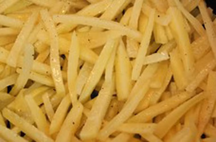 Khi sơ chế khoai, bạn nên dùng loại dao lượn sóng để thái. Bằng cách này, lát khoai không chỉ đẹp mắt mà diện tích bề mặt tiếp xúc của chúng với dầu nhiều hơn khiến khoai dễ có độ giòn như mong đợi.