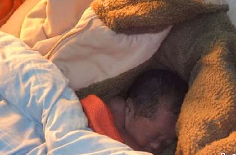 Bị biến thành “công cụ” kiếm tiền. Nếu chẳng may lọt vào tay kẻ xấu, các em có thể trở thành miếng “mồi ngon” cho những kẻ chăn dắt, sống ký sinh bằng sức lao động của trẻ.