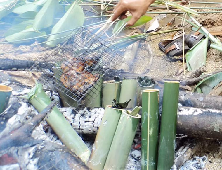 Nhiều người còn sáng tạo bằng cách cho rêu vào ống nứa, nướng như cơm lam để có mùi thơm đặc trưng.