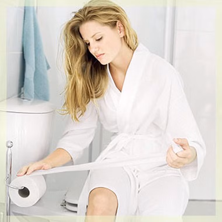 Nguyên nhân của hiện tượng chảy máu là khi búi trĩ xuất hiện, việc đại tiện có thể gây tổn thương bề mặt búi trĩ khiến chúng trở nên rớm máu. Về sau, mỗi khi đi vệ sinh cần rặn nhiều do táo bón thì máu có thể chảy thành giọt hay thành tia. Muộn hơn nữa, cứ mỗi lần đại tiện, đi lại nhiều hay ngồi xổm máu từ búi trĩ sẽ chảy ra.