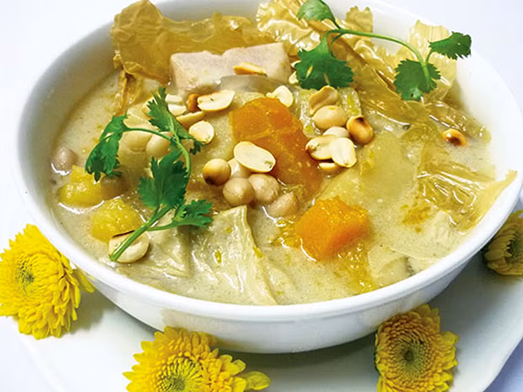 Kiểm chay. Kiểm chay có vị ngọt nhẹ của khoai lang, bí rợ, táo đỏ cùng cảm giác bùi bùi béo béo của khoai cao, khoai sáp, nước cốt dừa, đậu phộng… Dù vậy, kiểm chay vẫn giữ được hương vị thuần khiết vô cùng hấp dẫn.