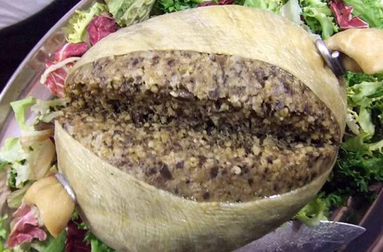 Haggis. Nếu như việc ăn nội tạng động vật là điều hoàn toàn bình thường đối với người Việt thì người phương Tây lại hiếm khi đụng đũa. Thế nhưng, haggis lại là một trường hợp ngoại lệ. Nó được làm từ nội tạng cừu như phổi, gan và tim. Các bộ phận này được trộn đều với hành tây băm nhỏ, muối, gia vị, thịt bò cùng mỡ cừu nguyên chất nhồi vào dạ dày ninh nhừ. Khi thành phẩm, haggis giống như một chiếc xúc xích béo tròn.