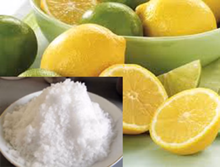Ngoài ra, bạn có thể tận dụng hỗn hợp nước muối, chanh để vệ sinh. Bên cạnh việc làm sạch, dung dịch này còn giúp khử mùi khá hiệu quả; mang lại mùi thơm nhẹ nhàng, phảng phất hương chanh.