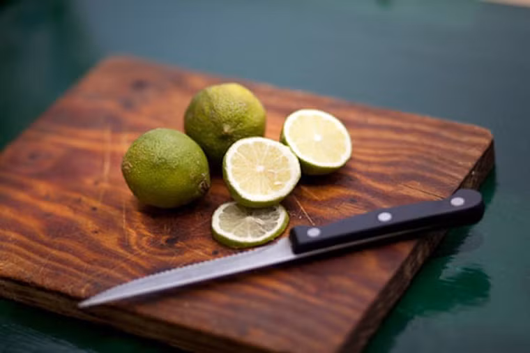 Làm sạch thớt. Nồng độ pH trong chanh có tính kháng khuẩn cao nên dễ dàng loại bỏ mùi khó chịu ở thớt. Dùng tóp chanh, bạn chà mạnh, đợi vài phút rồi rửa sạch.