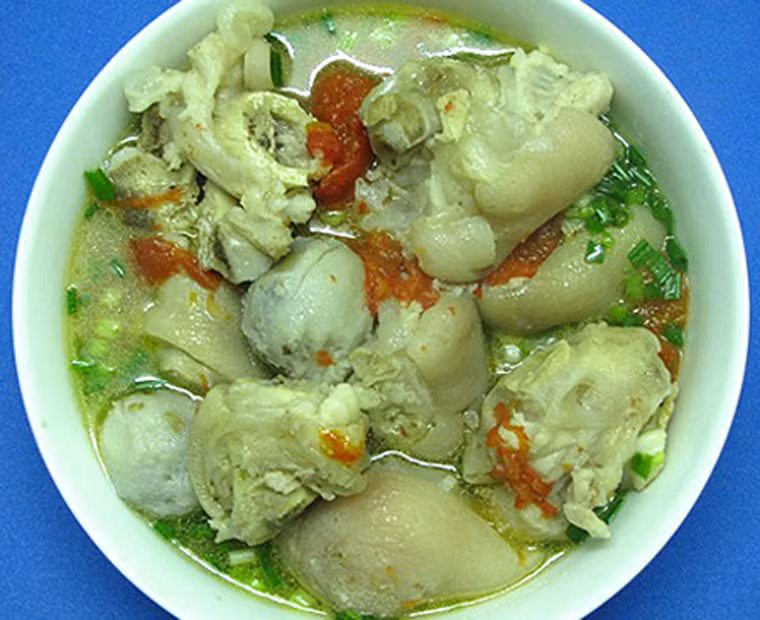 Canh móng giò khoai sọ nấu chua. Muốn đổi món, các bà nội trợ có thể tận dụng khoai sọ để nấu canh móng giò chua ngon tuyệt. Không chỉ đẹp mắt bởi sự kết hợp hài hòa của cà chua, khoai sọ, móng giò và hành lá, món ăn còn “chinh phục” người thưởng thức bởi vị chua dịu, thơm bùi của khoai với vị ngọt lịm tiết ra từ từng thớ thịt.