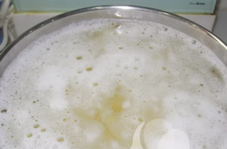 Một cách khác khiến món ăn trở nên giòn hơn là luộc khoai sơ qua với nước muối loãng. Cách này vừa tiết kiệm được thời gian rán mà khoai tây vẫn giữ được độ giòn ngon, hấp dẫn.