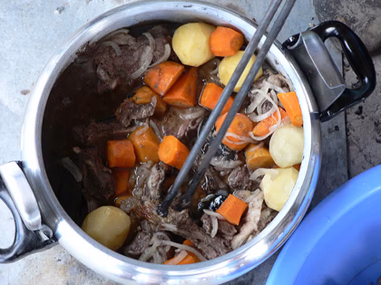 Những tảng thịt và khúc rau củ nhanh chóng được làm chín nhờ lượng nhiệt tỏa ra từ đá tỏa ra và dưới bếp bốc lên.