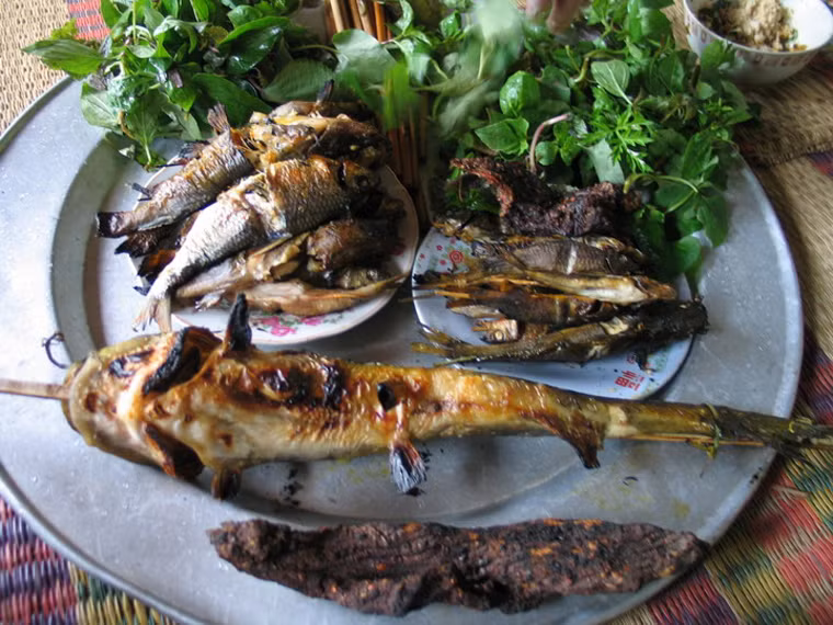 Pá pỉnh tộp được ướp bằng ớt bột khô nên khi nướng cá có mùi thơm đặc trưng. Đem nhồi vào bụng cá những loại gia vị, rau thơm thái nhỏ như: gừng, tỏi, sả, hành, rau thơm rừng và mầm măng của cây sa nhân.