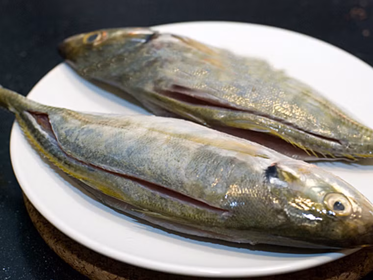 Cụ thể, các tươi được làm sạch vảy, cá được mổ từ lưng để vứt bỏ mật và ruột. Mổ kiểu này nếu bất cẩn có thể dẫn đến đứt tay như khi gập lại nướng, cá sẽ dai, không bị vỡ và tạo hình đẹp.