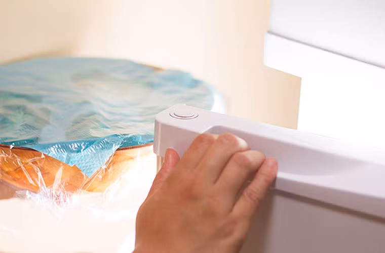 Khi sử dụng, nếu không hết, bạn nên trộn đều salad một lần và thay thế lớp khăn giấy khô nếu chúng có dấu hiệu sũng nước. Bằng cách này, bạn có thể bảo quản món ăn tươi lâu ít nhất một tuần.