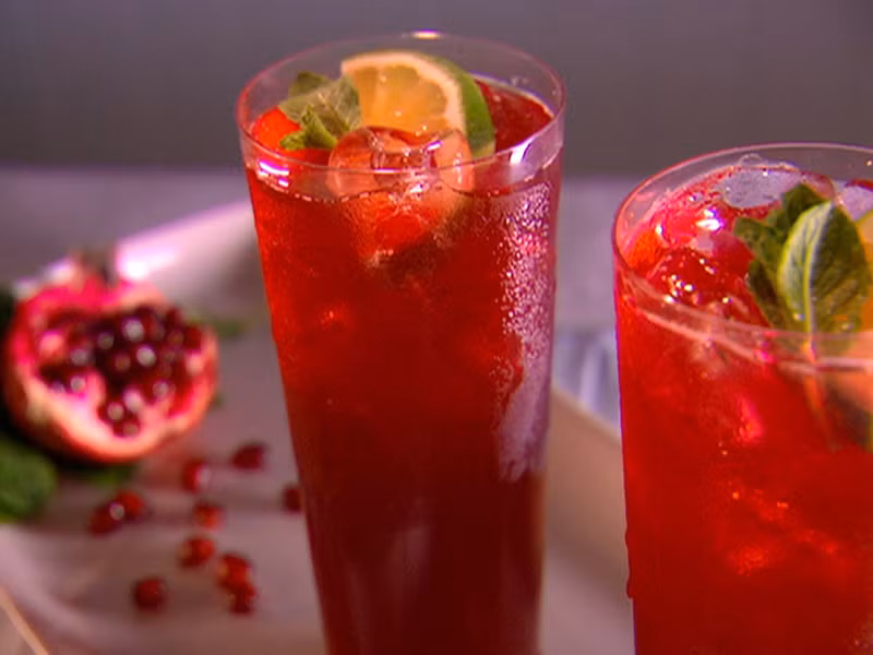 Tăng cường uống nước ép quả lựu. Nước ép lựu chứa nhiều axit ellagic, isoflavones và polyphenol giúp cơ thể ngừa ung thư tốt hơn. Nghiên cứu tại Đại học Wisconsin (Mỹ) từng chứng minh nước ép quả lựu có tác dụng như một “tiên dược”, ức chế sự phát triển của ung thư phổi; ngăn ngừa ung thư tiền liệt tuyến.