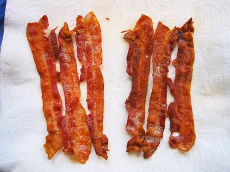 Ăn nhiều thực phẩm hun khói. Ăn nhiều thực phẩm hun khói dễ làm tăng nguy cơ ung thư nhất. Nguyên nhân là trong quá trình chế biến, chất benzopyrenes và nitrosamine được hình thành nhanh chóng. Nếu kết hợp thịt hun khói với cá muối, sớm muộn bạn sẽ đối diện với chứng khó tiêu, mệt mỏi, buồn nôn, thậm chí là ung thư dạ dày.