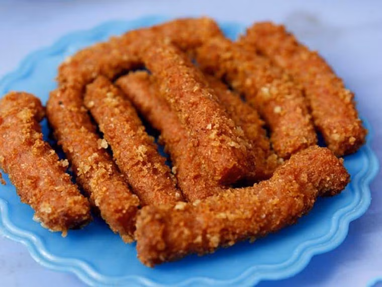 Nem chua rán Bà Già. Quán nằm trên phố Hàng Bông và khá đông khách, hầu như không lúc nào thấy ngớt khách ngồi ăn. Nem chua được phục vụ trên bàn luôn nóng hổi, dai và không ngấy mỡ.