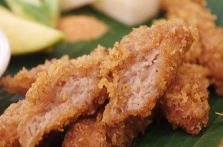 Nem chua rán, ngõ Tạm Thương, Hàng Bông. Nem rán ở đây khá “được lòng” thực khách. Miếng nem vàng ruộm nhưng không quá khô, ăn giòn. Để thưởng thức mãi mà không ngán, bạn có thể chấm nem với tương ớt, ăn kèm với xoài xanh, củ đậu hay dưa chuột.