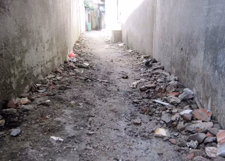 Cụ thể, cách đây không lâu, ngày 22/5 người dân khu Đồng Bún (phường Nghĩa Xá, quận Lê Chân, TP Hải Phòng) từng bàng hoàng phát hiện thi thể thai nhi bị vứt bên vệ đường một con hẻm nhỏ trong tình trạng còn dây rốn, được bọc trong một chiếc áo màu đen. Khi được phát hiện, cháu bé đã tử vong, hiện trường còn ghi nhận những vết máu tại khu vực thi thể cháu bé được vứt bỏ.