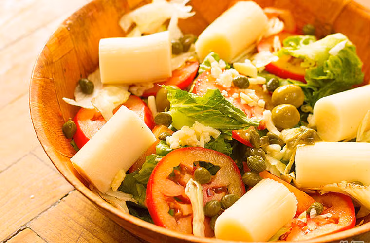 Tiến hành trộn nguyên liệu cùng các gia vị vừa ăn rồi cho vào một chiếc bát lớn.