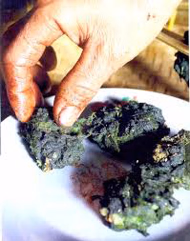 Đặc sản rêu nướng ngon nhất khi nhâm nhi với rượu cần trong dịp cả nhà quây quần.