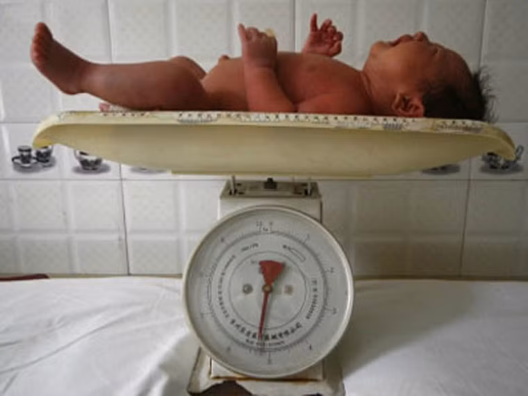 Trở thành món hàng. Nếu tốt số, những đứa trẻ này sẽ được cưu mang bởi những người thành tâm. Ngược lại, không ít trường hợp bị biến thành món hời của kẻ buôn người, bán cho các cặp đôi hiếm muộn hoặc qua biên giới vĩnh viễn không rõ số phận.