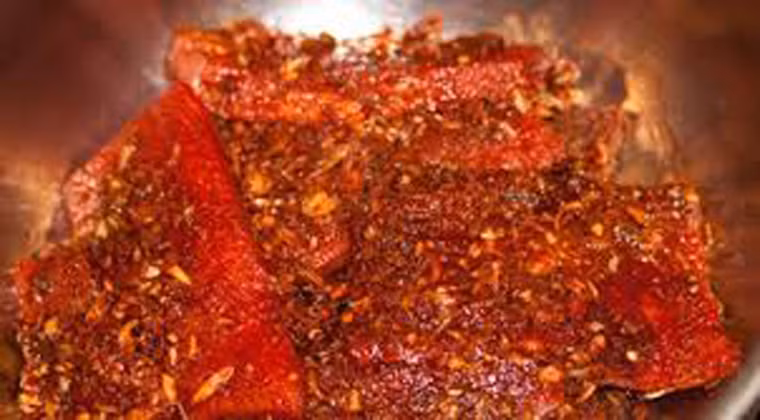 Không vội vàng, người dân dùng chày gỗ dần cho miếng thịt thật đều, mềm mại. Sự tỉ mẩn này giúp miếng thịt nhanh chóng ngấm gia vị cũng như chín đều khi được gác trên bếp.