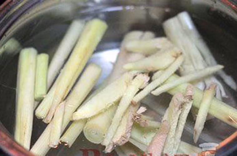 Muốn tạo mùi thơm mà không cần đến các loại hóa chất nhân tạo, bạn có thể đập dập vài nhánh sả rồi đun sôi, cho hương lan tỏa khắp phòng.